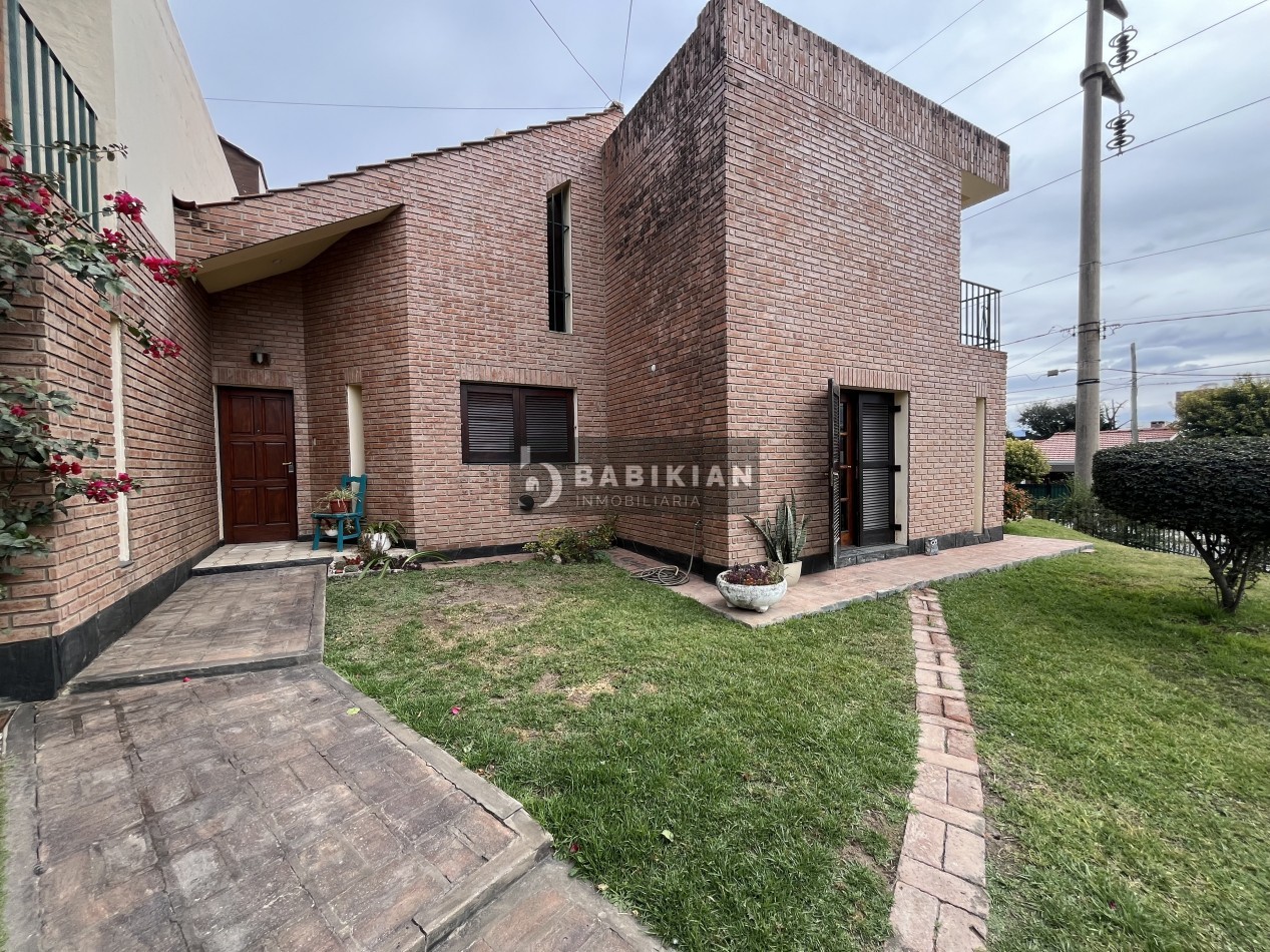 Hermosa casa de tres dormitorios - Costa Azul