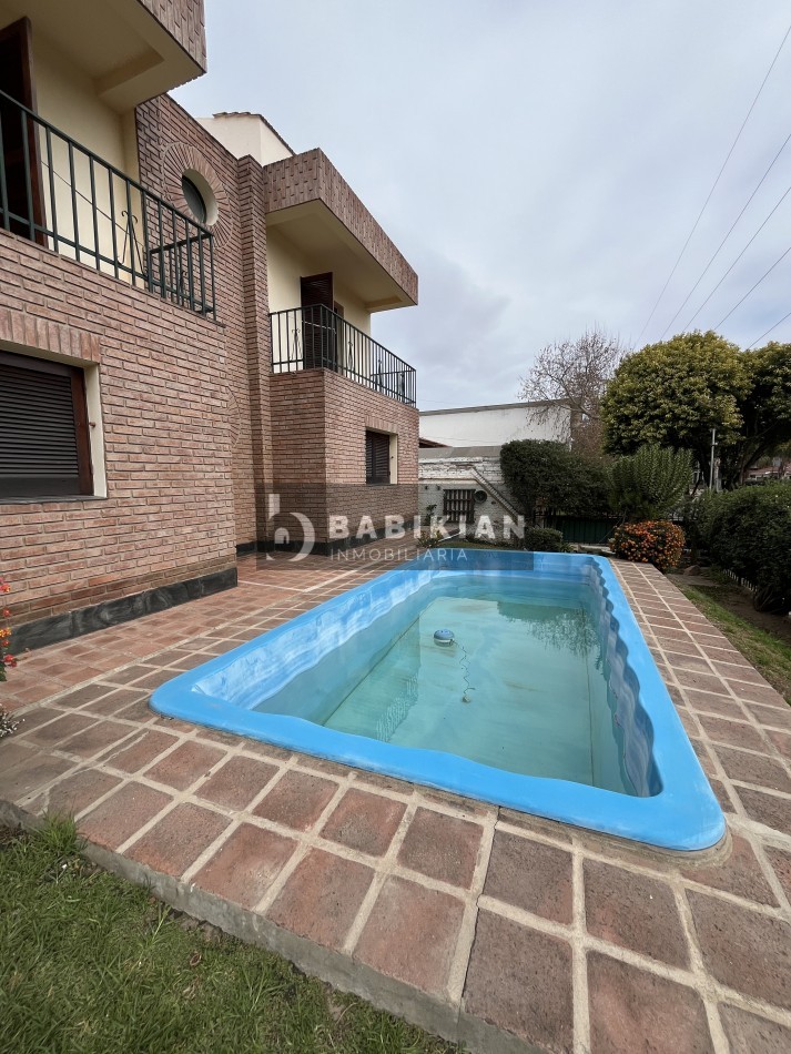Hermosa casa de tres dormitorios - Costa Azul